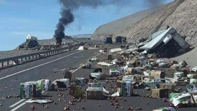 Arica: Camión con dos personas a bordo volcó en el sector de Cuesta Chaca