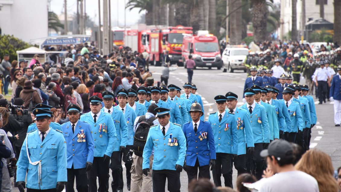 Masivo desfile al pie del Morro de Arica protagonizó las celebraciones por el Día Nacional del Bombero