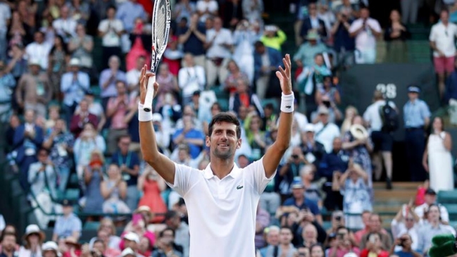 Novak Djokovic inició su ruta en Wimbledon con cómoda victoria