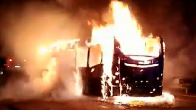 Incendio consumió un bus del Transantiago en San Joaquín