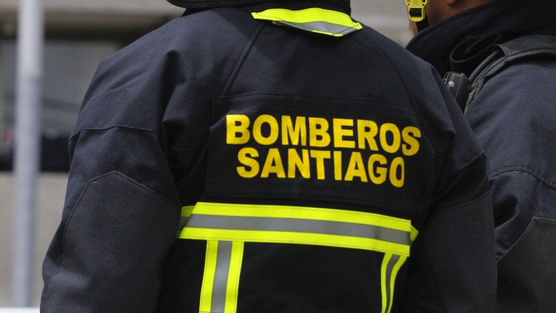 Lo Barnechea: Incendio consumió tres viviendas en el campamento Juan Pablo II
