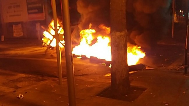 Estudiantes de la U. Iberoamericana levantaron barricadas en el centro de Santiago
