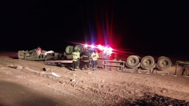Antofagasta: Una persona murió tras volcamiento de camión en la Ruta 5 Norte