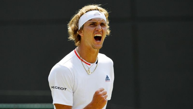 Alexander Zverev remontó en su aplazado partido y avanzó a tercera ronda