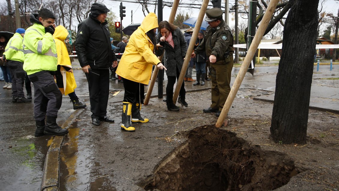 Abren sumario sanitario contra Aguas Andinas por socavón en San Bernardo