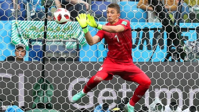 Pepe Reina criticó el balón del Mundial tras el error de Fernando Muslera ante Francia