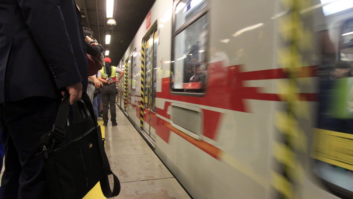 Carabineros detuvo a sujeto por robar celulares en estaciones de Metro