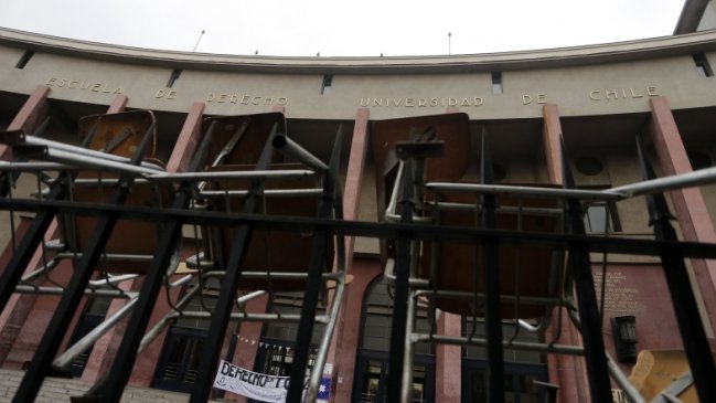 Continúa la toma feminista de Derecho en la U. de Chile tras fracaso de negociaciones