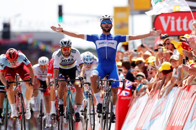 Fernando Gaviria celebró en la primera etapa del Tour de Francia