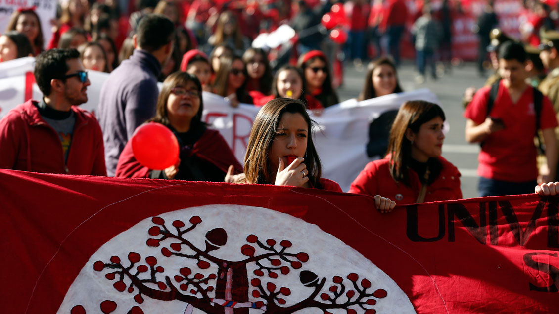Colegio de Matronas marchó por el centro de Santiago en defensa del ejercicio profesional