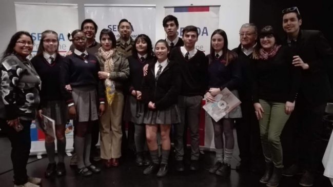 Liceo Pablo Neruda de Alto Hospicio gana debate de prevención de drogas y alcohol