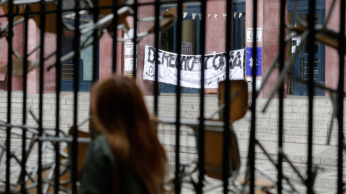 Estudiantes bajaron la toma feminista de la Facultad de Derecho de la Universidad de Chile