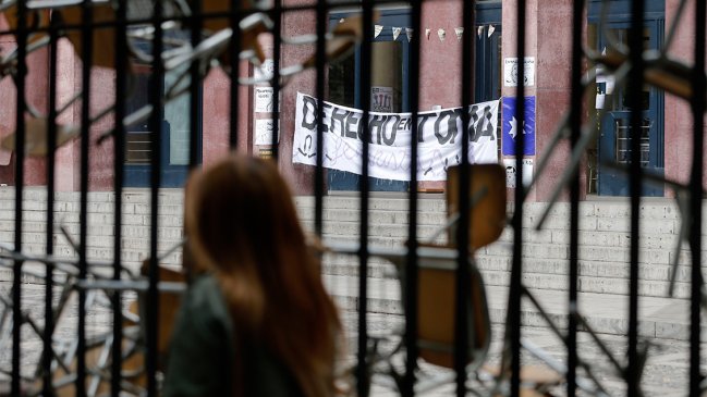 Estudiantes bajaron la toma feminista de la Facultad de Derecho de la Universidad de Chile