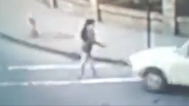 [Video] Mujer fue atropellada mientras cruzaba la calle con verde ...