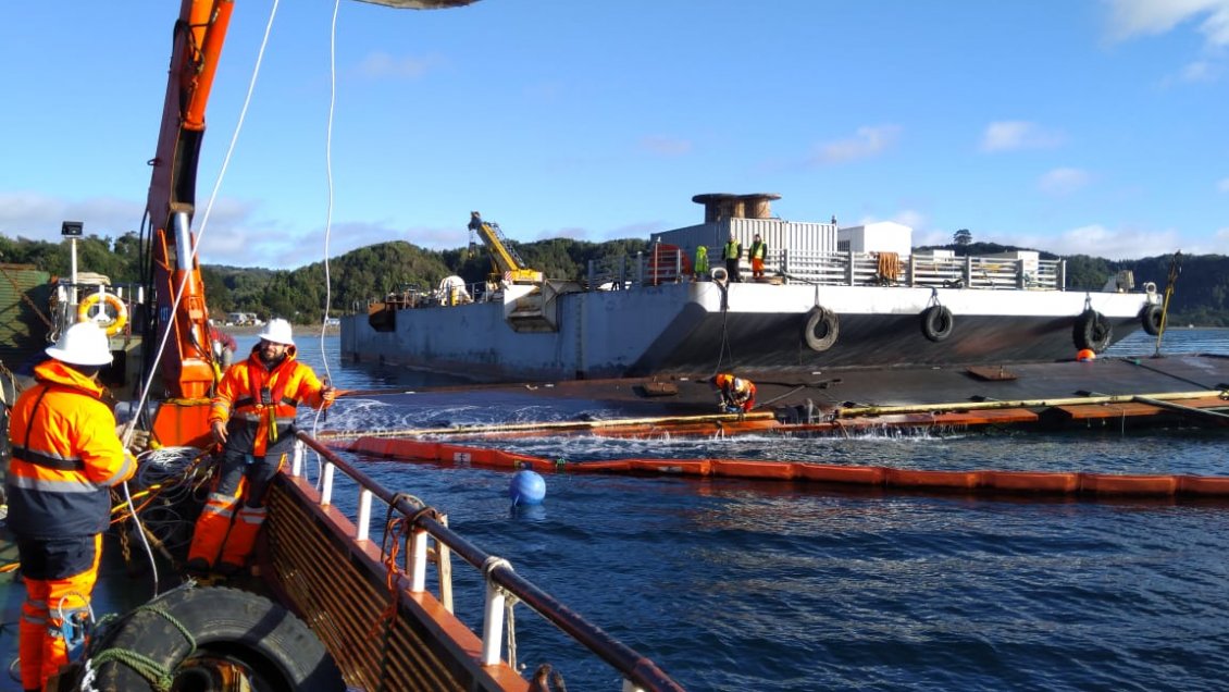 Cuenta regresiva para reflotamiento de nave salmonera en Chiloé