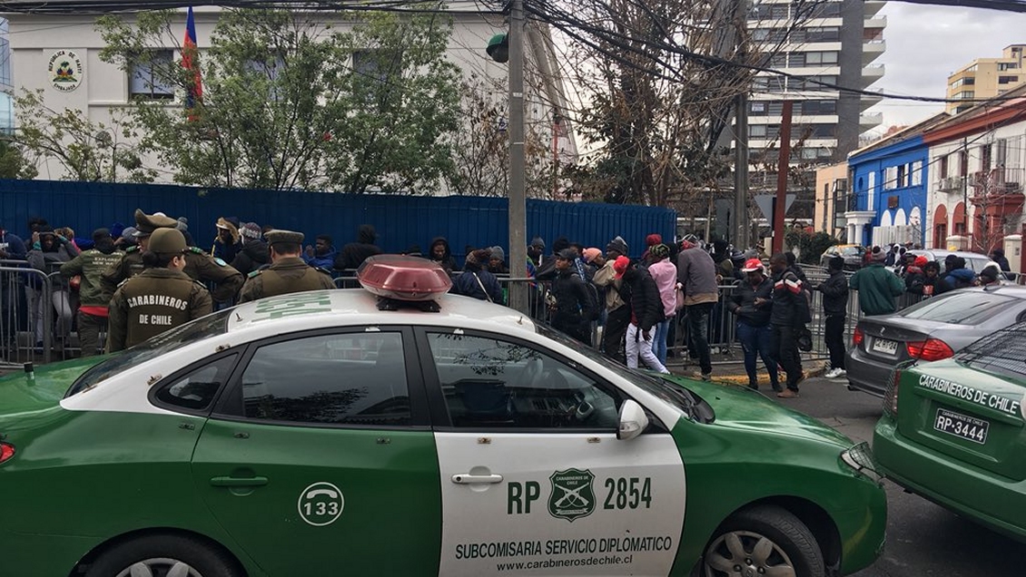 Largas filas se generan en la Embajada de Haití para realizar trámites