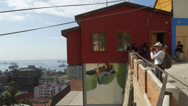 Municipalidad de Valparaíso propone aumentar multas a quienes orinen en la calle