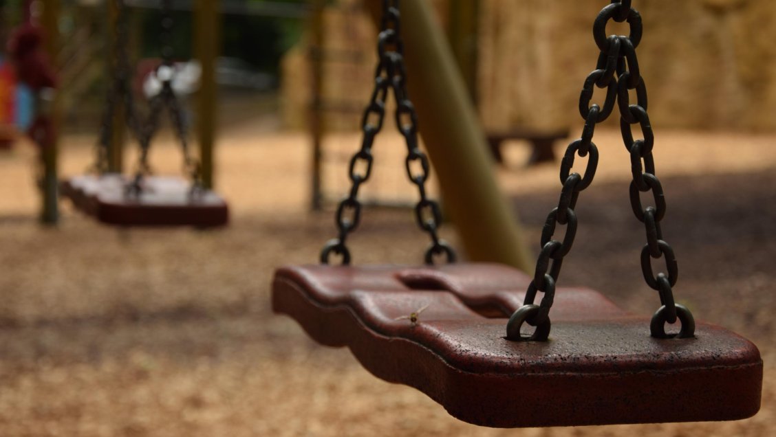 Concepción: Municipio tendrá que indemnizar a mujer que perdió parte de su dedo en una plaza