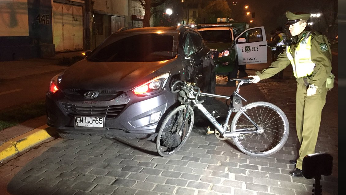 Ciclista en riesgo vital tras ser atropellado en Providencia
