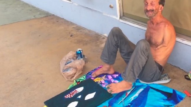 Acusan a indigente sin brazos de apuñalar a un turista