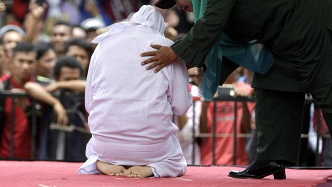 El brutal castigo que recibieron dos personas por sodomía en Indonesia