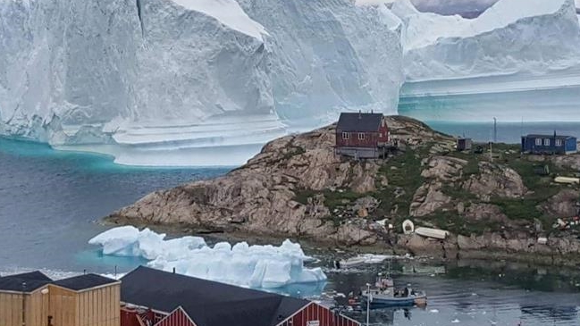 Iceberg amenaza con inundar pequeño pueblo en Groenlandia