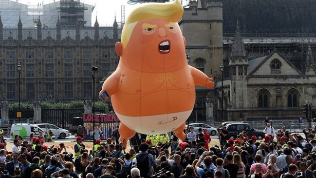 Londinenses protestan en el Parlamento con globo del 