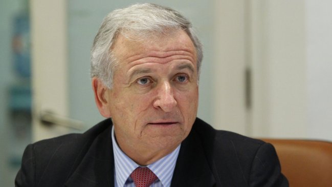 Ministro Larraín llamó al diálogo a trabajadores y Minera Escondida