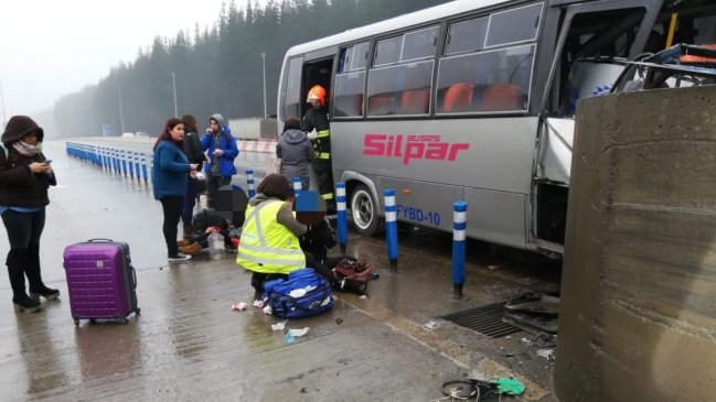 Bus chocó contra un peaje en Curanilahue: Hay 14 personas heridas