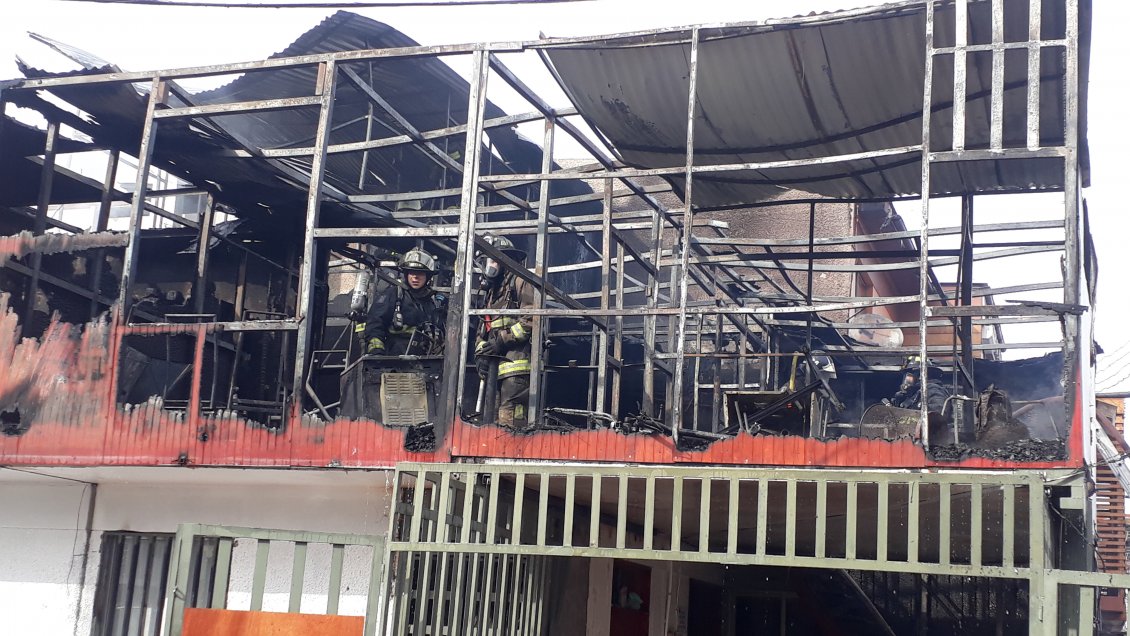 Iquique: Incendio destruyó casa y dejó a cuatro damnificados