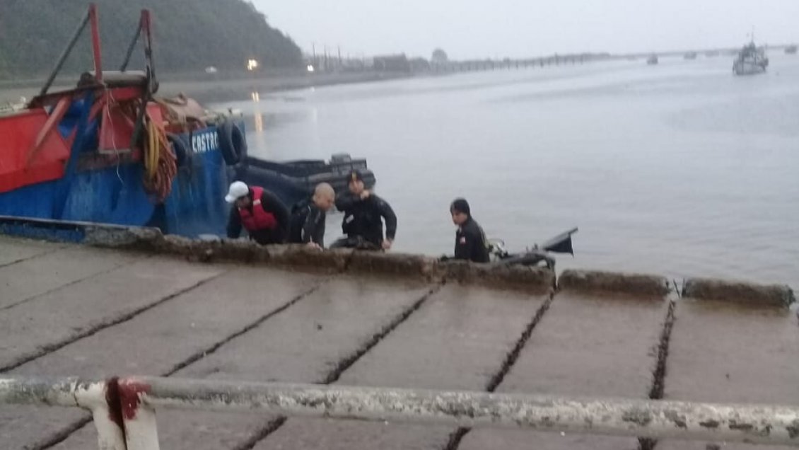 Chiloé: Dos personas fallecen en hundimiento de barcaza