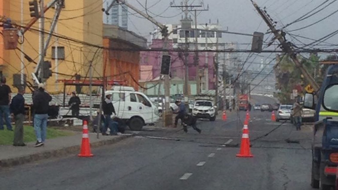 Camión choca poste y deja parte de Iquique sin luz