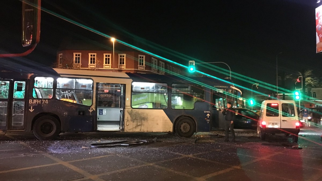 Choque de buses del Transantiago dejó 10 lesionados en la Alameda