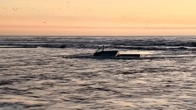 Concón: Armada intentará rescatar camioneta arrastrada por el mar