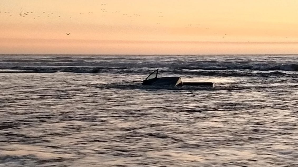 Concón: Armada intentará rescatar camioneta arrastrada por el mar