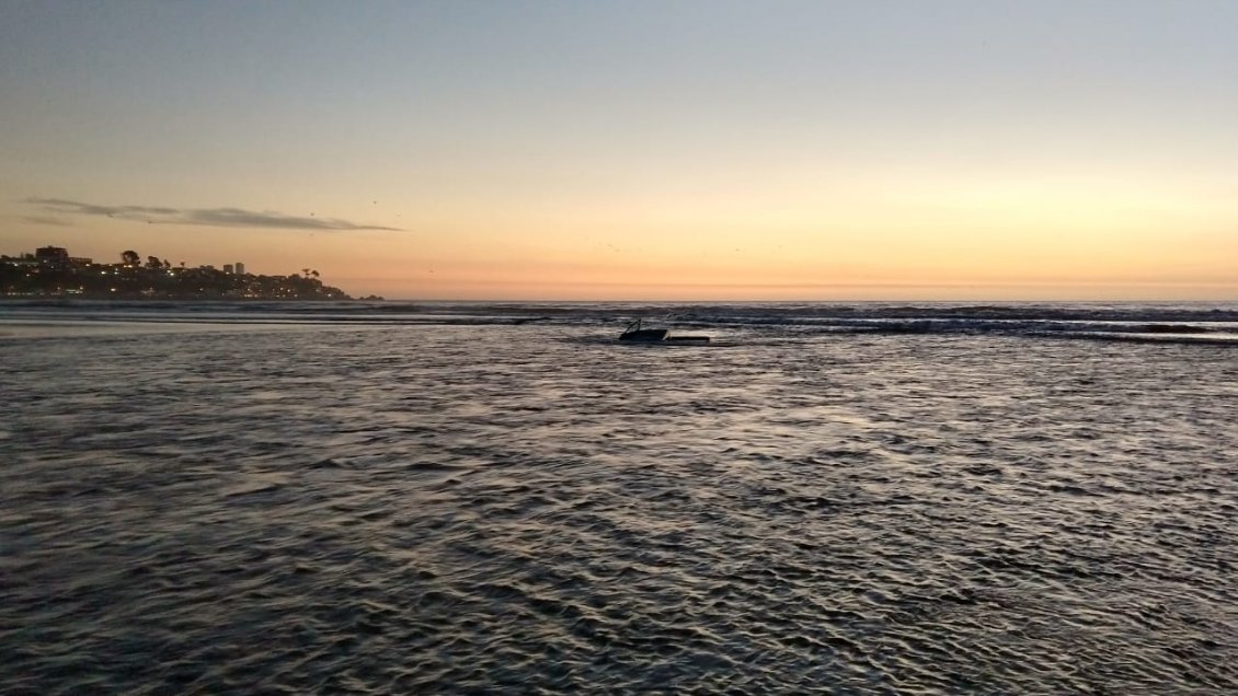 Concón: Ingresó a la playa con camioneta nueva y el mar 