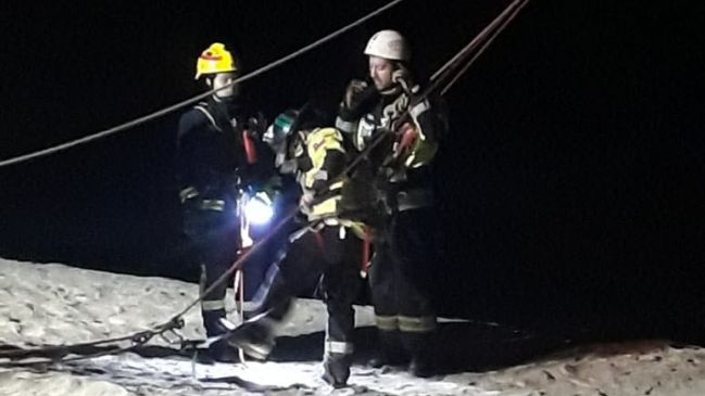 Tres horas duró rescate de dos jóvenes desde acantilados de La Portada en Antofagasta