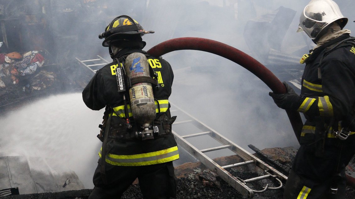 Incendio provocó la destrucción de casi 30 locales del Persa Biobío