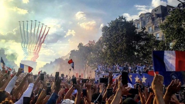 [Videos] Miles de hinchas salieron a las calles de París para recibir a la selección de Francia