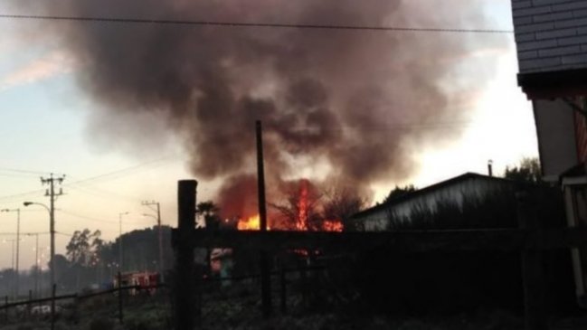 BioBío: Vivienda resultó totalmente destruida en incendio en Los Álamos