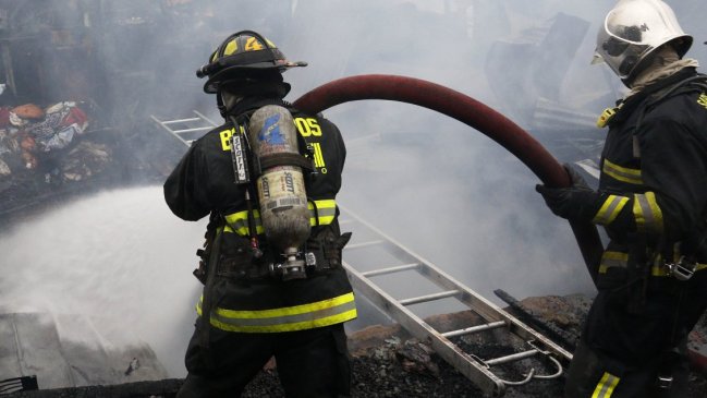 Incendio provocó la destrucción de casi 30 locales del Persa Biobío