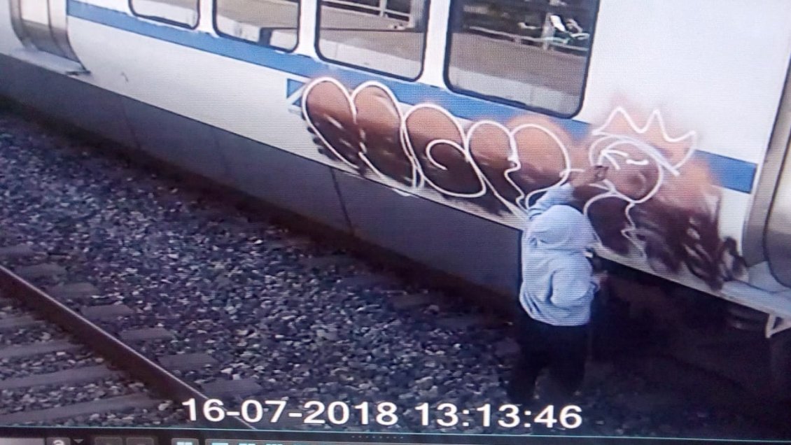 Villa Alemana: Universitario fue detenido por rayar un vagón del metro