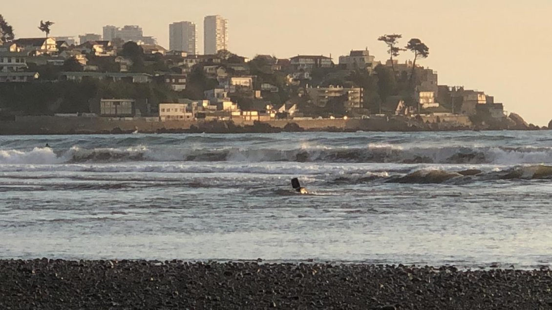 Concón: Armada advierte que camioneta arrastrada por el mar no pueda recuperarse