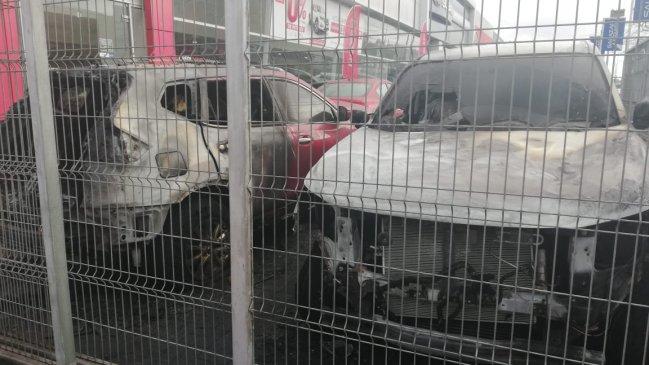 Investigan intencionalidad en quema de dos vehículos en automotora de Concepción
