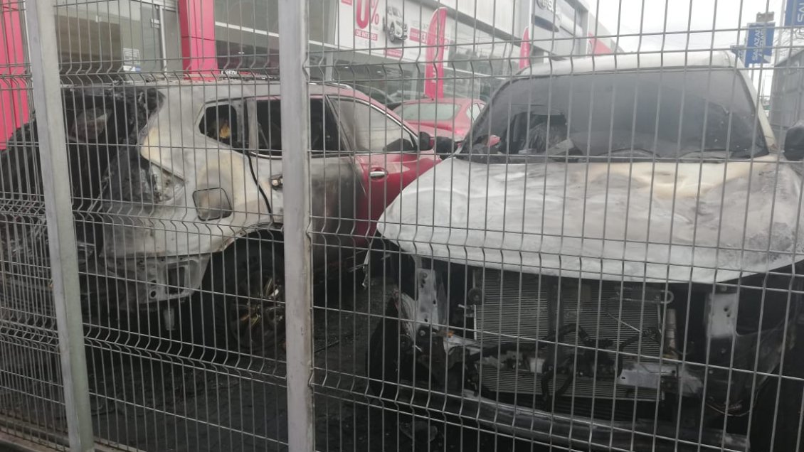 Investigan intencionalidad en quema de dos vehículos en automotora de Concepción