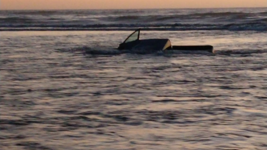Vuelco en caso de camioneta arrastrada por la marea en Concón: Dueño escapaba de un asalto