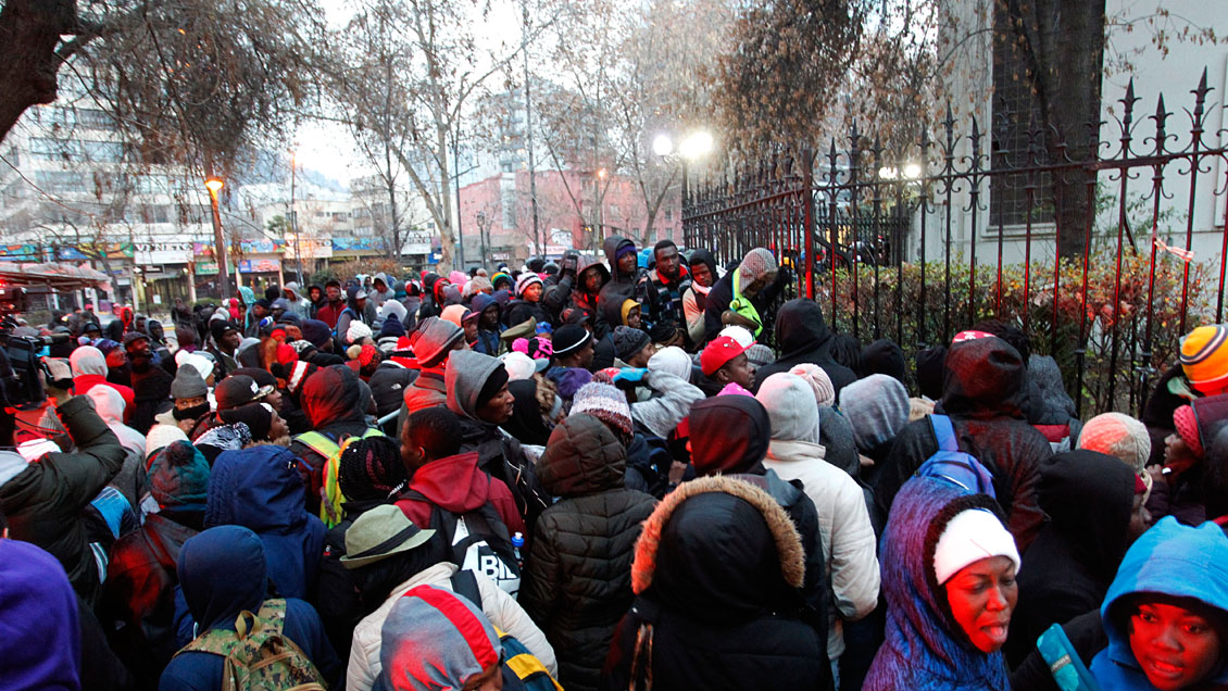 Barrera lingüística generó confusión en haitianos que hicieron multitudinaria fila en Providencia