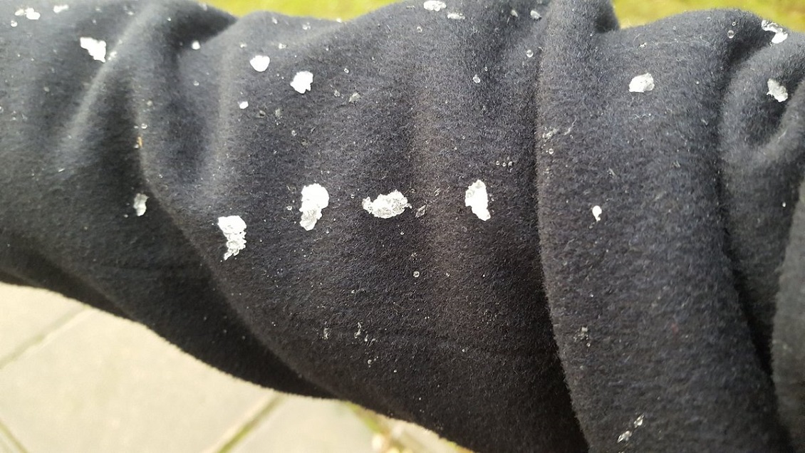 Reportan caída de aguanieve y granizos en Las Condes