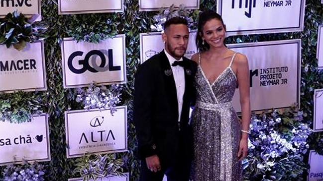 Neymar anunció que seguirá en Paris Saint-Germain