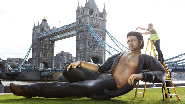 ¿Por qué se viralizó una horrible estatua de Jeff Goldblum en 